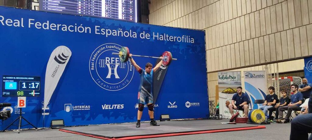 Atleta levantando pesas en el Campeonato de España de Halterofilia