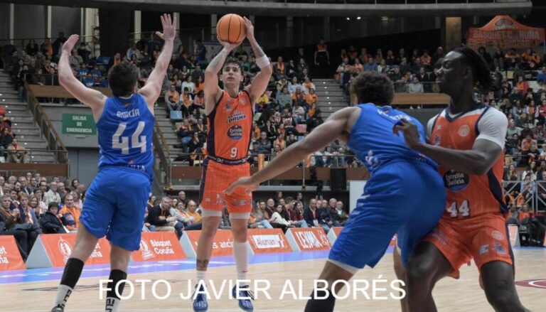 Jugador lanzando a canasta durante un partido de baloncesto