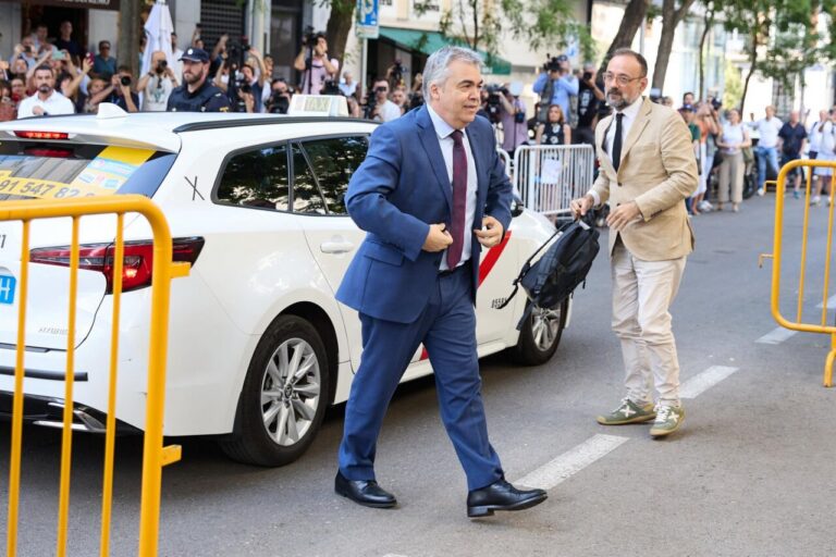 Santos Cerdán saliendo de un taxi tras su liberación judicial.