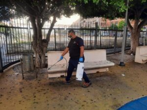 Trabajador realizando labores de desinfección en un parque de Melilla