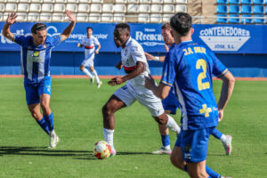 Jugadores de Lorca y U.D. Melilla en un partido de fútbol