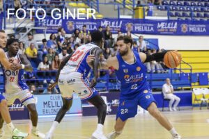 Jugadores del Club Melilla Baloncesto en acción durante un partido