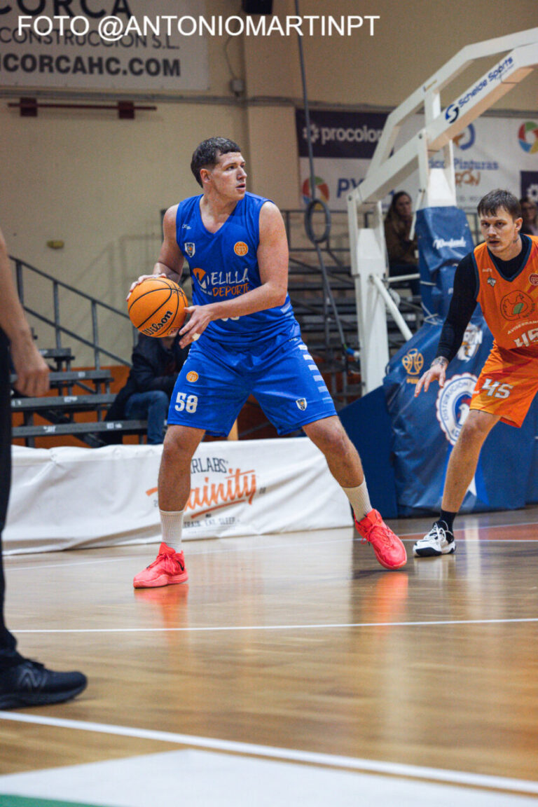 Jugador del Club Melilla Baloncesto en acción durante un partido