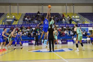 Jugadores de baloncesto en el salto inicial del partido en Melilla