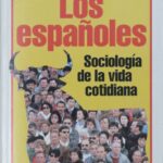 Portada del libro Los españoles de Amando de Miguel con una multitud de personas.