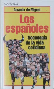 Portada del libro Los españoles de Amando de Miguel con una multitud de personas.