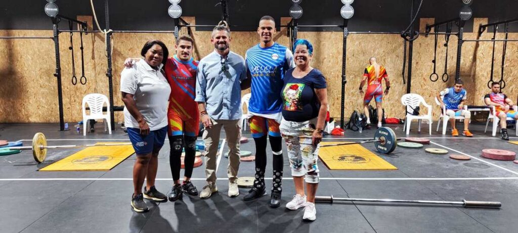 Atletas del club LPV femenino celebrando su victoria en la Liga Nacional de Halterofilia