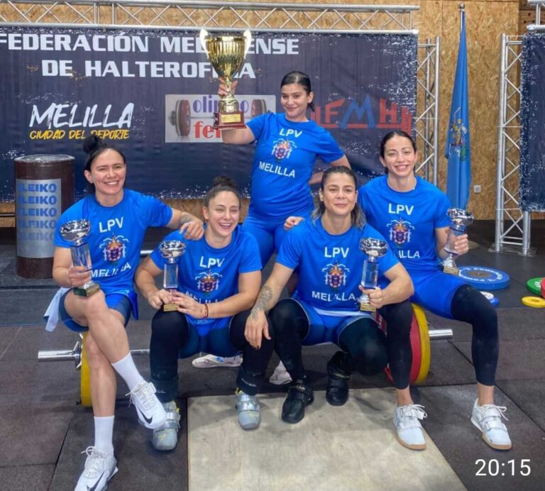 Equipo femenino del club LPV sosteniendo trofeos tras ganar la liga