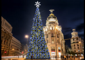 Árbol de Navidad iluminado en Madrid con luces azules y estrella