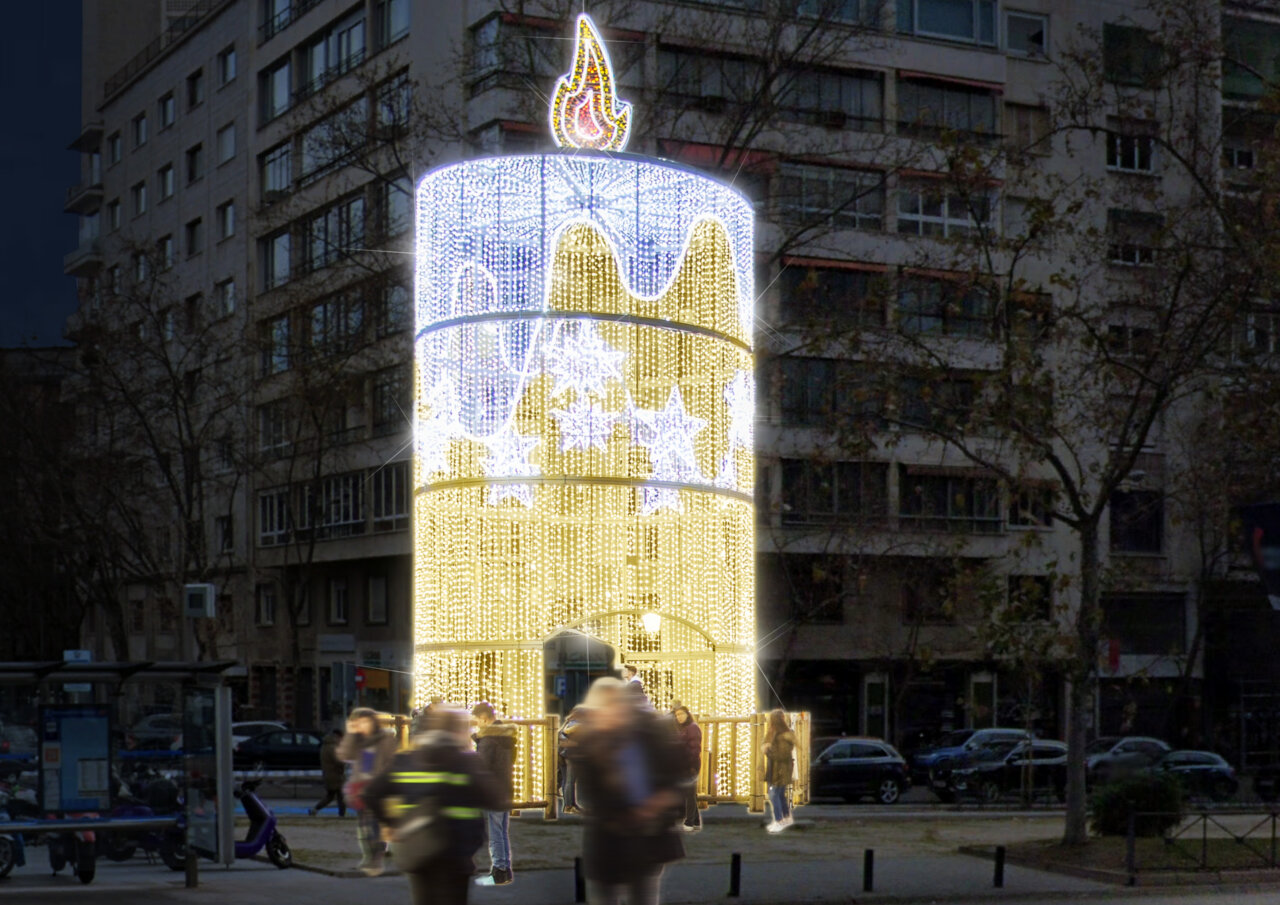 Candelabro iluminado con luces navideñas en Madrid