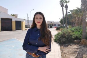Lucía Rubio, representante del PSOE, en un entorno urbano con vegetación.