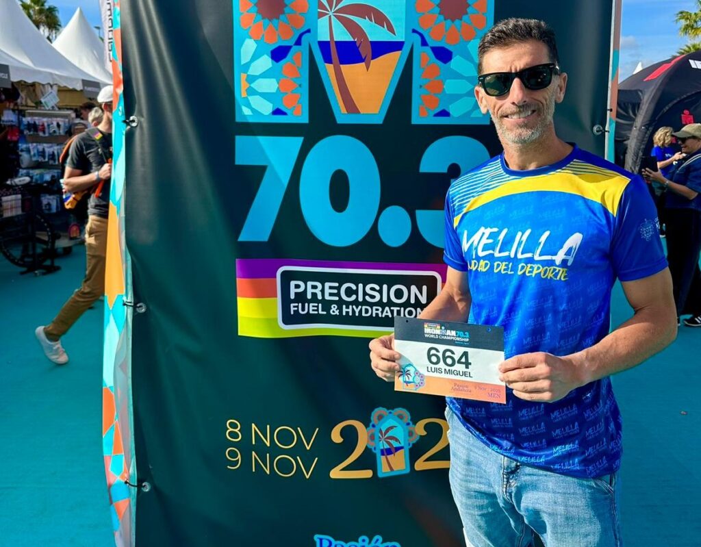 Luismi Ruiz sosteniendo su número de competidor en el Mundial IRONMAN 70.3