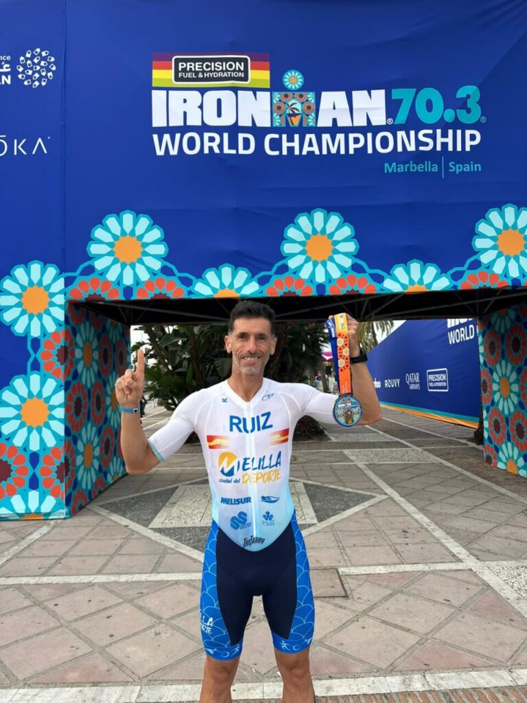 Luismi Ruiz con medalla en el Campeonato del Mundo IRONMAN 70.3 en Marbella