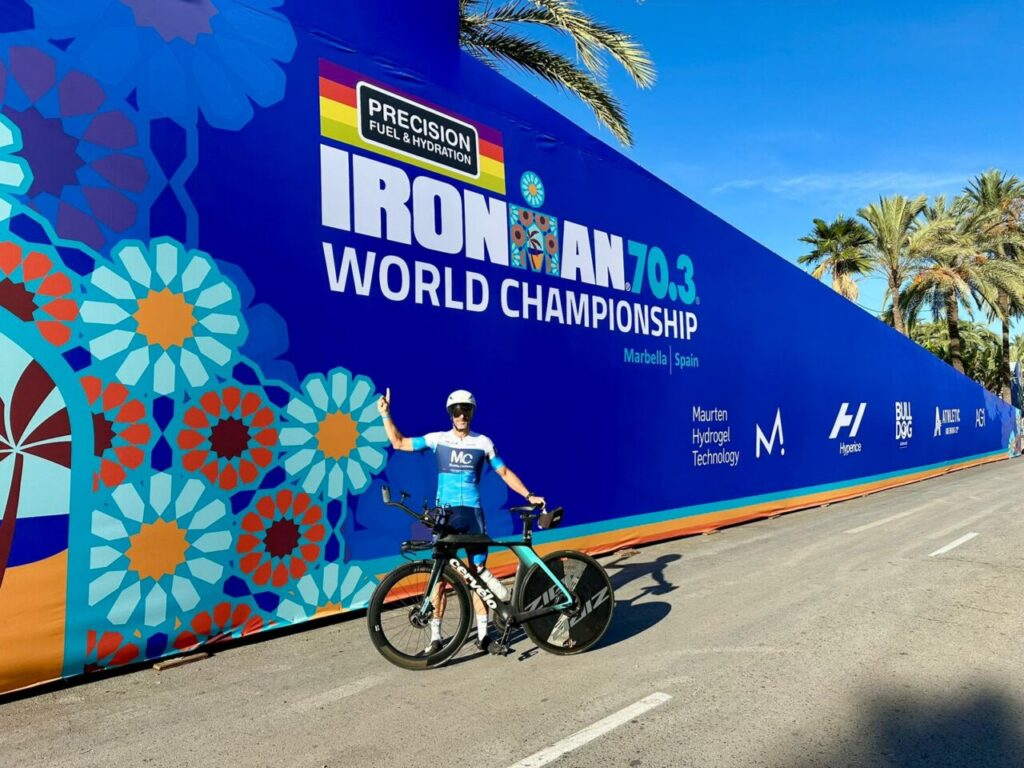 Luismi Ruiz en el Mundial IRONMAN 70.3 en Marbella con su bicicleta.