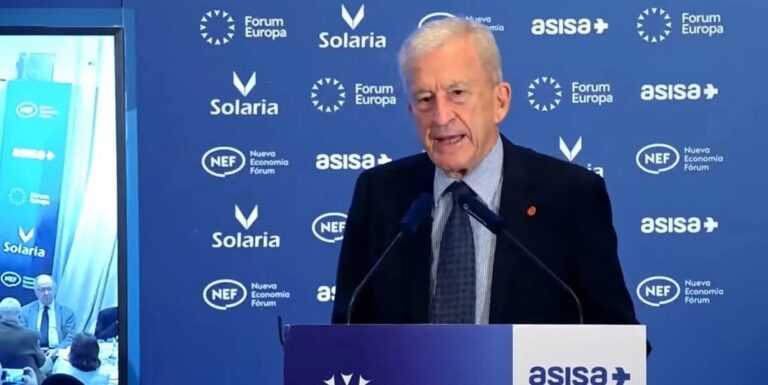 Manuel Bretón hablando en el foro de Nueva Economía sobre vivienda social.