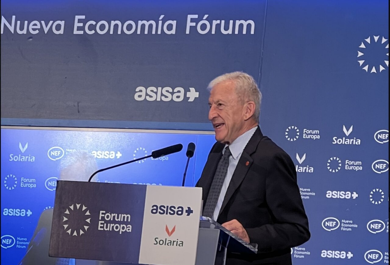 Manuel Bretón hablando en el Nueva Economía Fórum sobre vivienda social