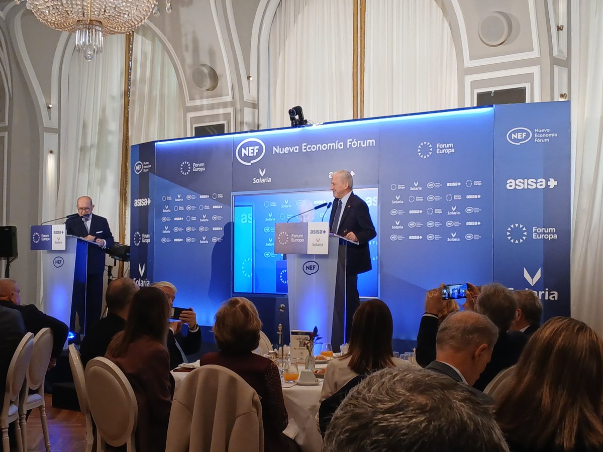 Manuel Bretón hablando en el Nueva Economía Fórum sobre vivienda y pobreza