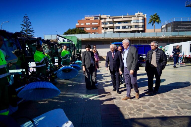 Nuevos vehículos de limpieza en una presentación pública