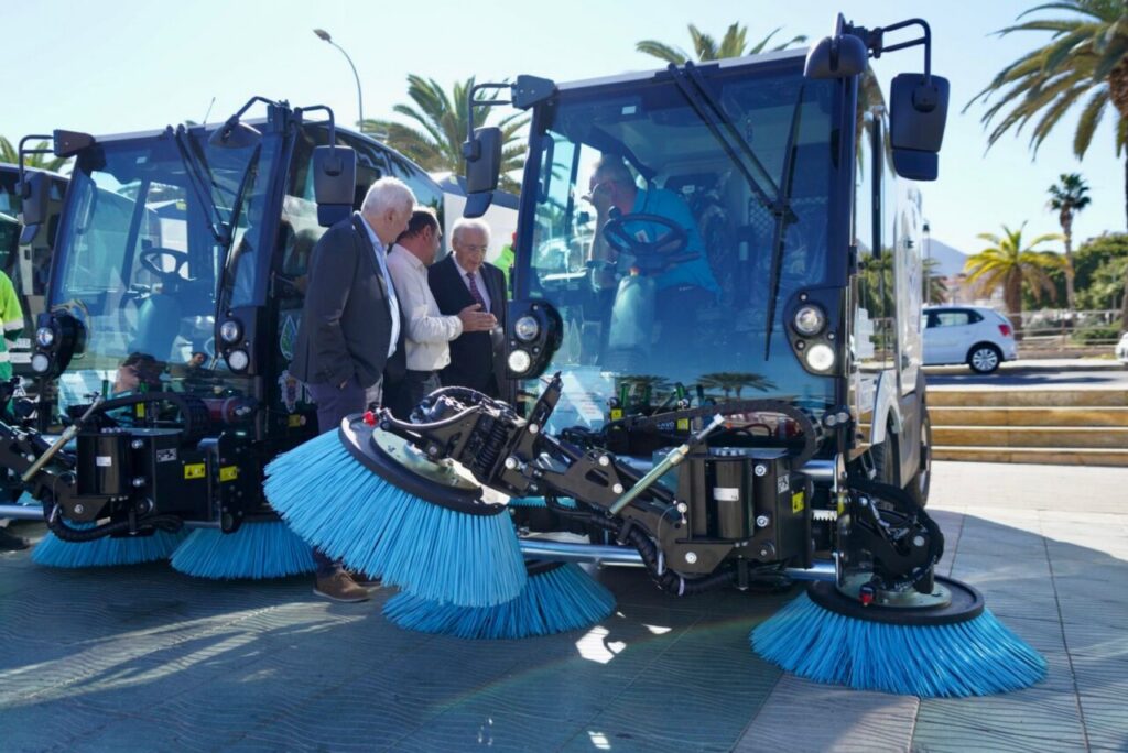 Maquinaria de limpieza moderna en presentación con personas observando