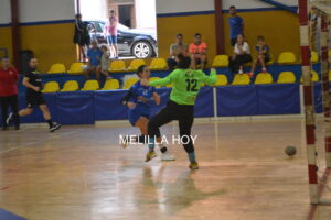 Jugadora del Club Balonmano T-Maravillas Melilla en acción durante un partido