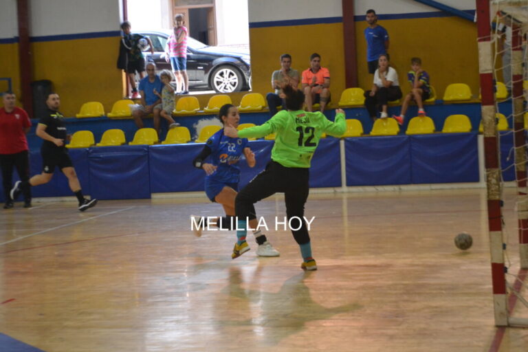 Jugadora del Club Balonmano T-Maravillas Melilla en acción durante un partido