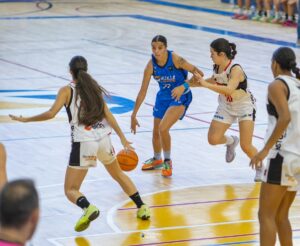 Jugadoras de baloncesto en un partido entre MCD La Salle y Torino Málaga
