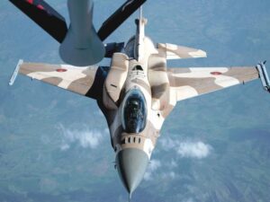 Caza F-16 de Marruecos en vuelo con camuflaje