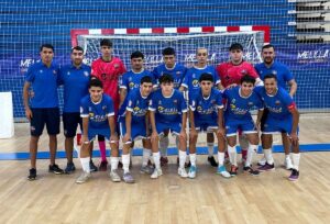 Equipo de fútbol sala MCD C.F. Rusadir posando en el pabellón