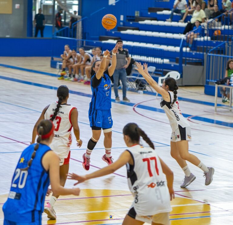 Jugadora del MCD La Salle Nacional lanzando el balón en un partido de baloncesto