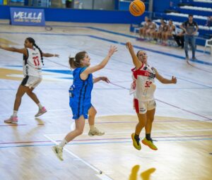 Jugadoras de baloncesto en acción durante un partido