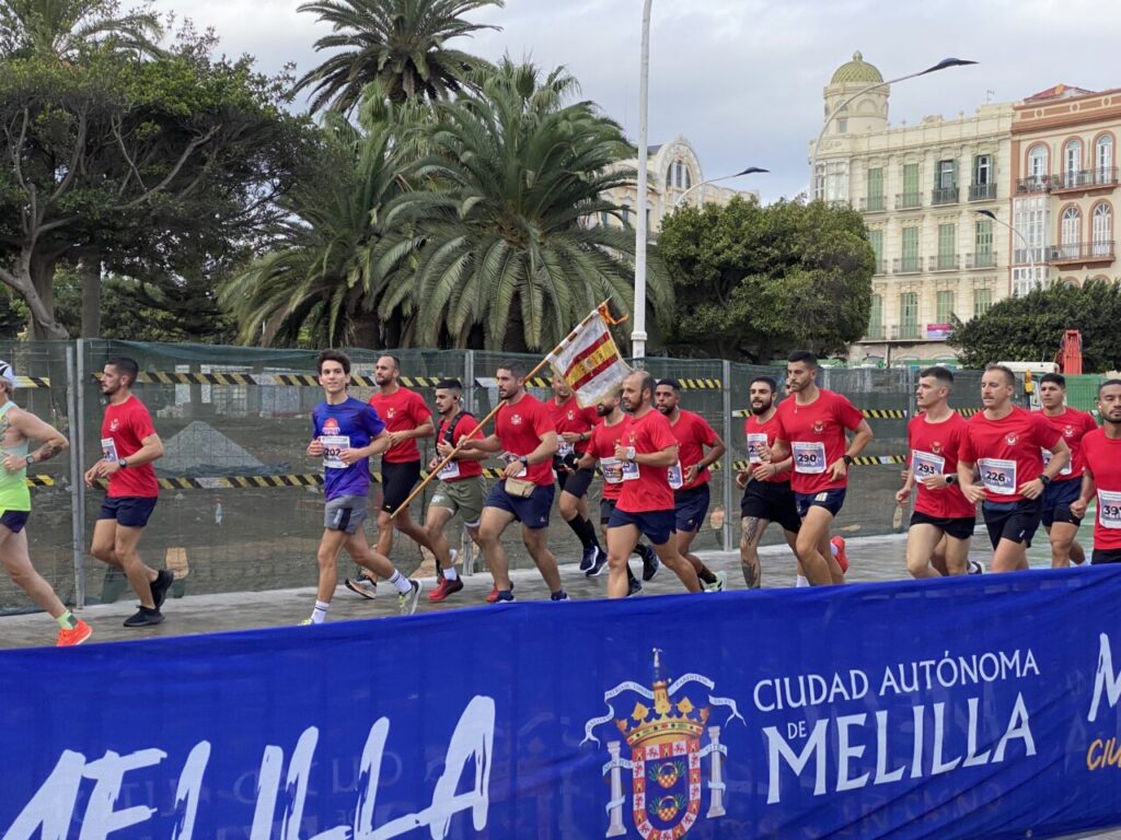 Corredores participando en la Media Maratón de Melilla bajo un cielo nublado.
