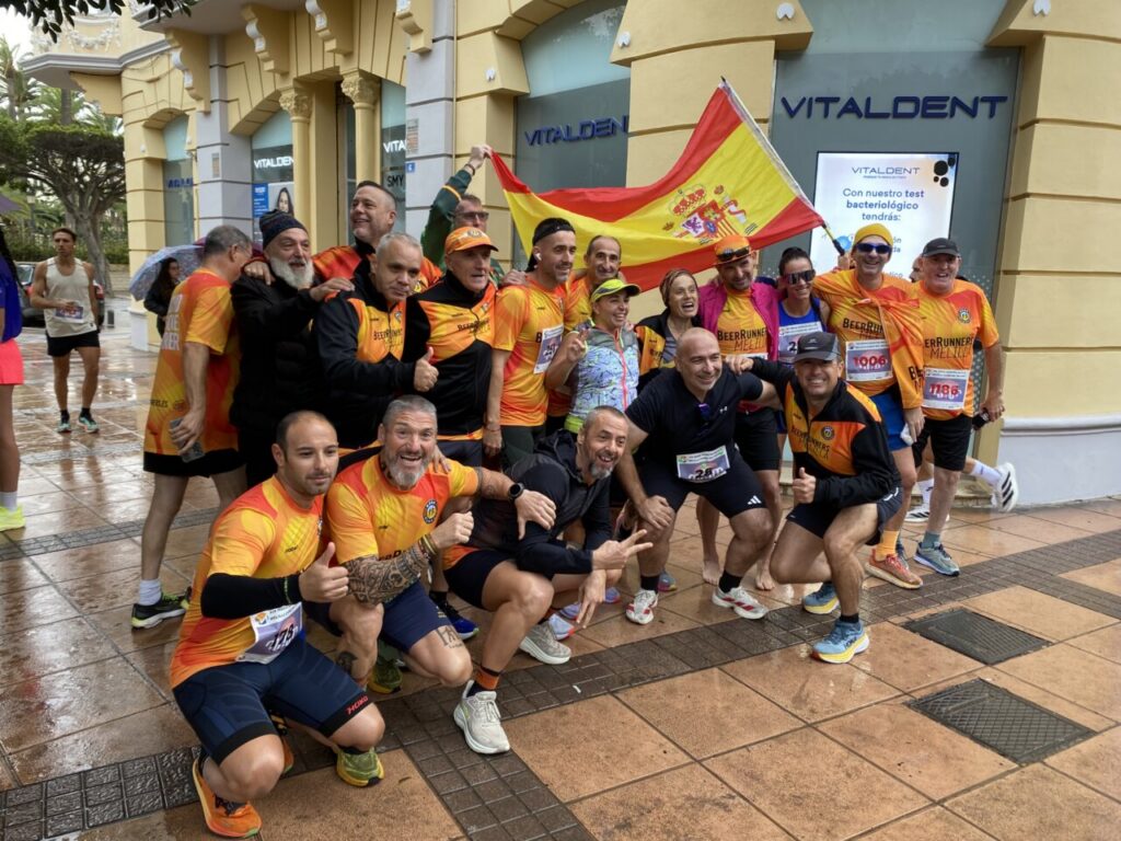 Grupo de corredores del equipo Beer Runners en la Media Maratón de Melilla