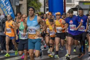 Corredores en la Media Maratón de Melilla, incluyendo a Reyes Estévez.