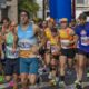 Corredores en la Media Maratón de Melilla, incluyendo a Reyes Estévez.
