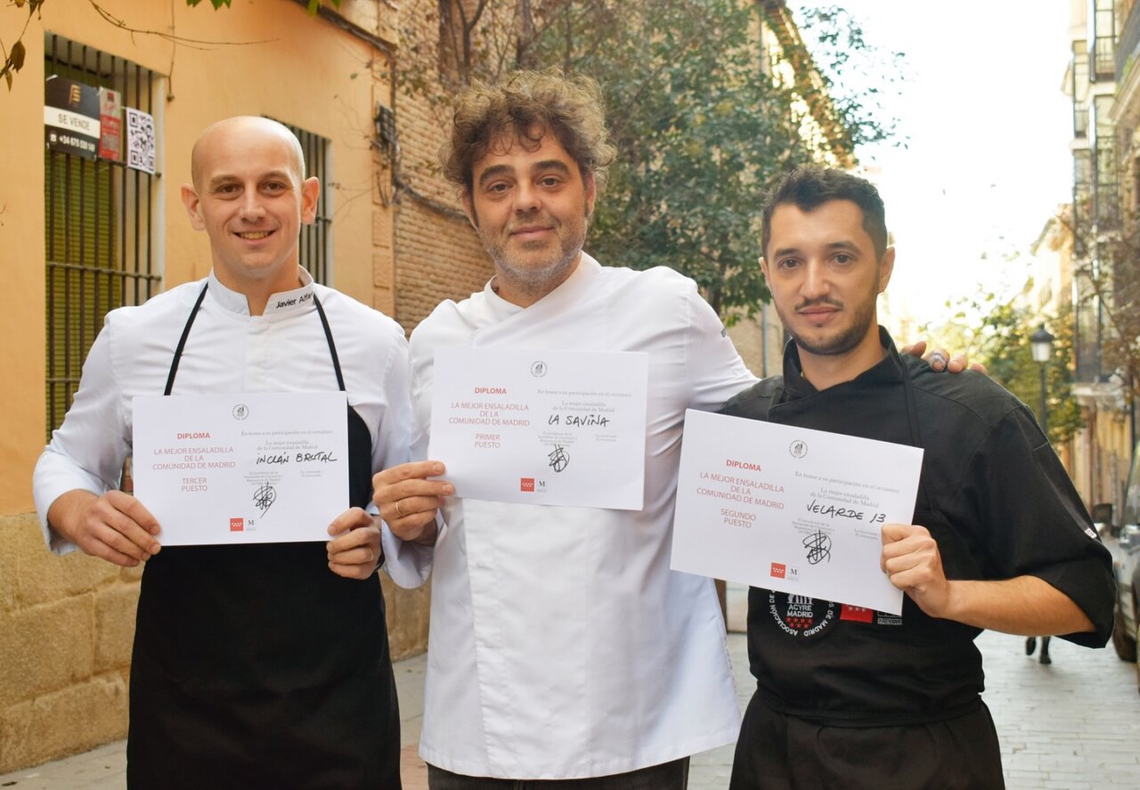 Chefs sosteniendo diplomas de la mejor ensaladilla rusa de Madrid 2025