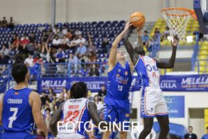 Jugadores de baloncesto en acción durante un partido en Melilla.