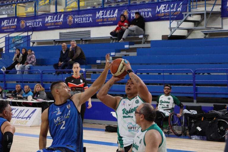 Jugadores de baloncesto en silla de ruedas durante un partido en Melilla.
