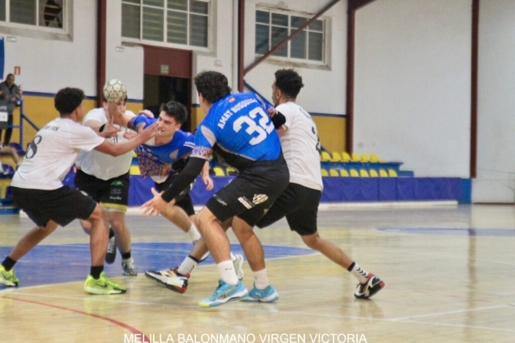 Jugadores del Melilla Balonmano Virgen de la Victoria en acción durante un partido