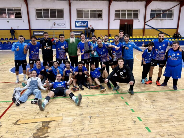 Jugadores del Club Melilla Balonmano Virgen de la Victoria celebrando una victoria