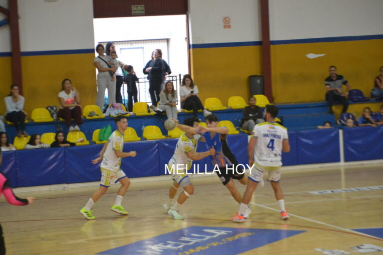 Jugadores del Melilla Balonmano en acción durante un partido