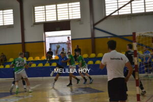 Jugadores del Club Melilla Balonmano en acción durante un partido