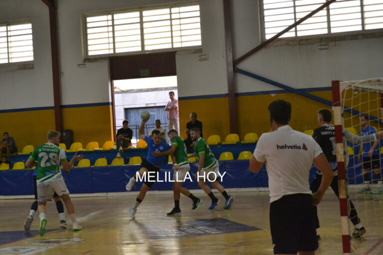 Jugadores del Club Melilla Balonmano en acción durante un partido