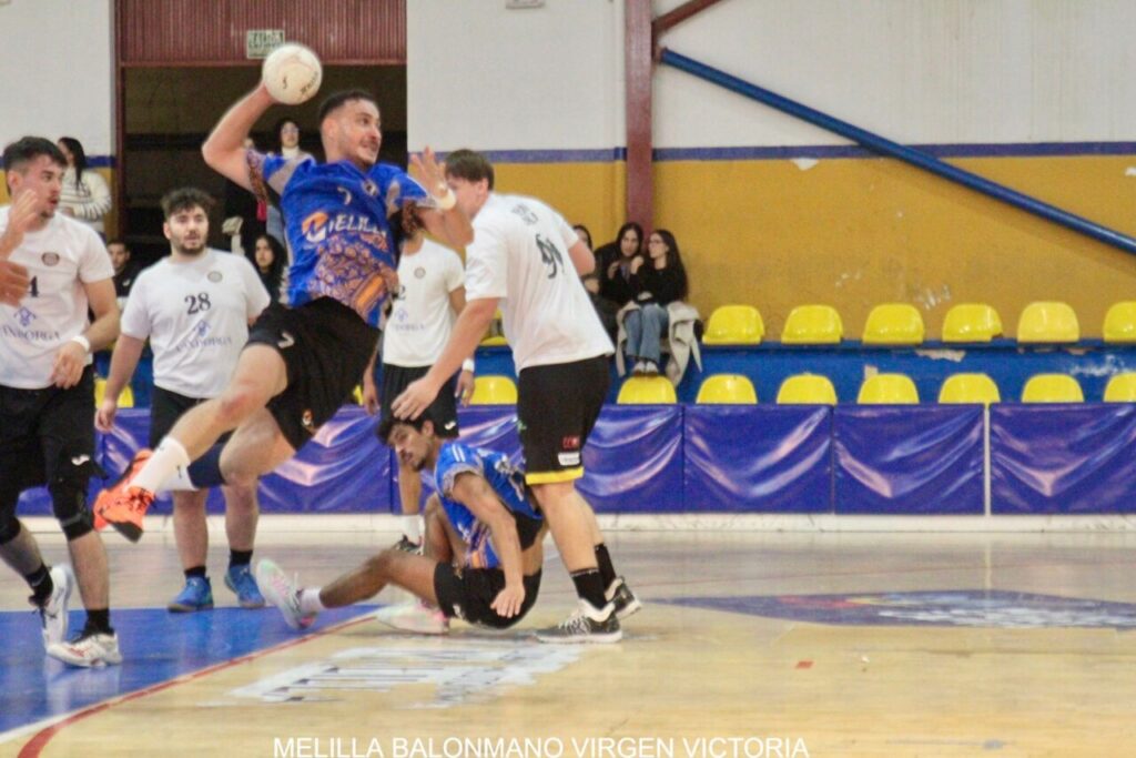 Jugadores del Melilla Balonmano Virgen de la Victoria en acción durante un partido.