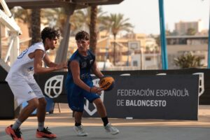Jugadores de baloncesto compitiendo en el Campeonato 3x3 en Melilla