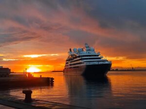 Barco de lujo Ponant atracando en el puerto de Melilla al atardecer