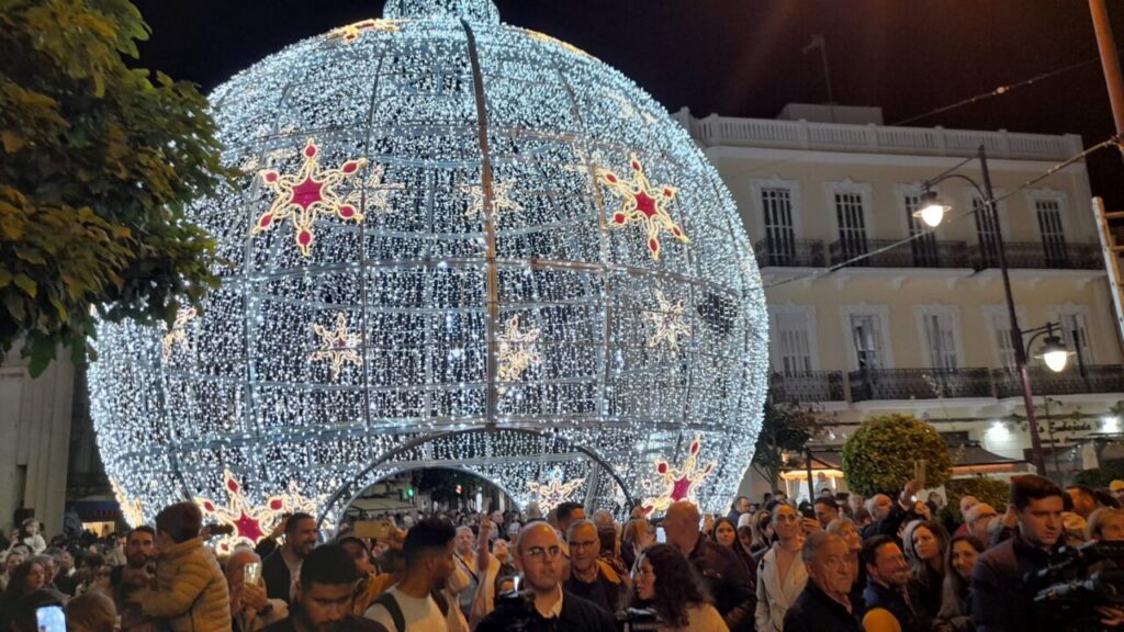 Gran bola iluminada de Navidad en Melilla con gente alrededor