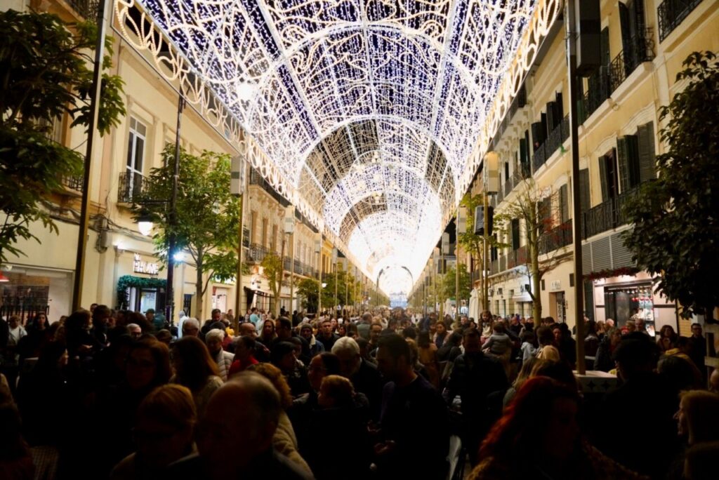 Multitud de personas disfrutando del encendido del alumbrado navideño en Melilla