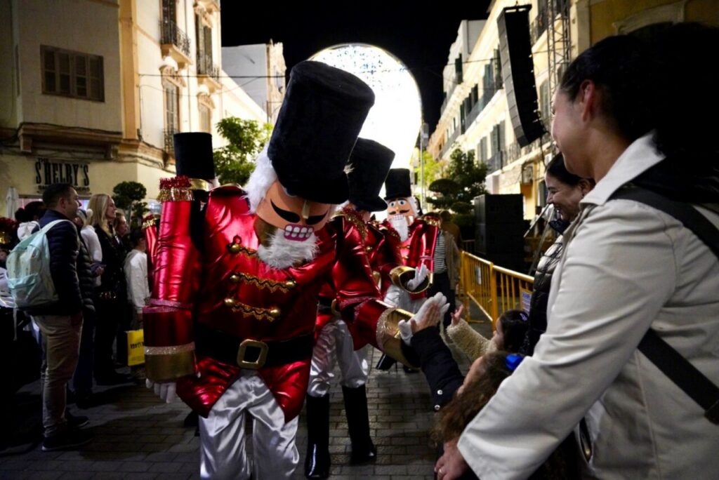 Personajes navideños interactuando con niños en Melilla