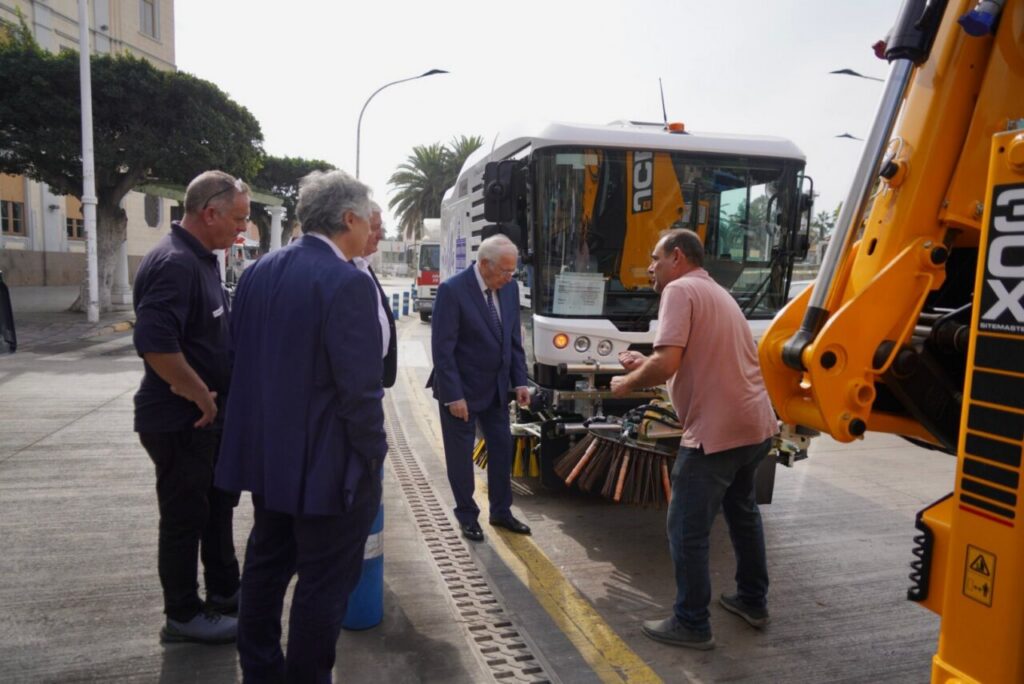 Funcionarios observando nueva maquinaria de limpieza en Melilla