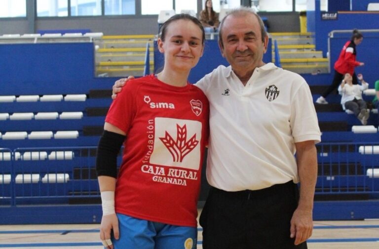 Entrenador y jugadora del Melilla Torreblanca B en el pabellón